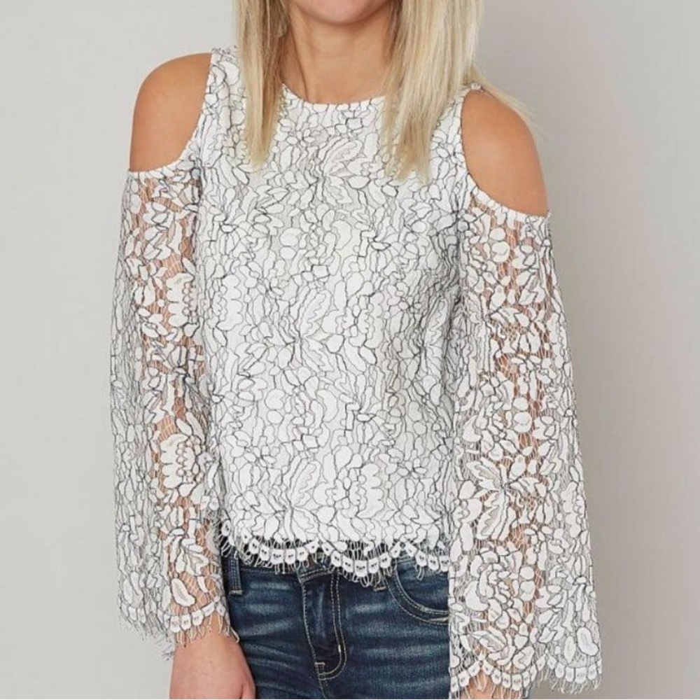 Buckle BKE White Floral Lace Cold Shoulder Blouse